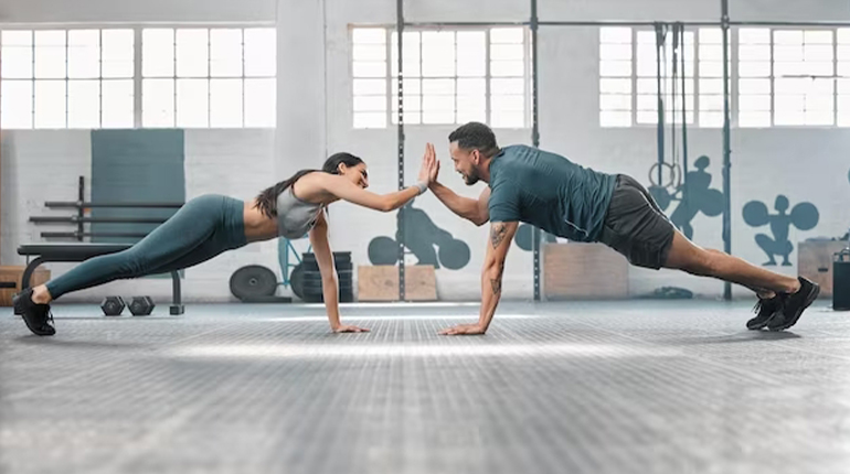 couple workout exercises at home - plank high-fives